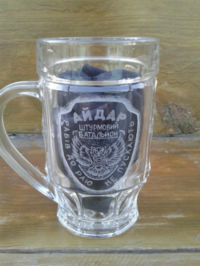 Священник з Волині створює неймовірні гравюри на склі та дзеркалах. ФОТО