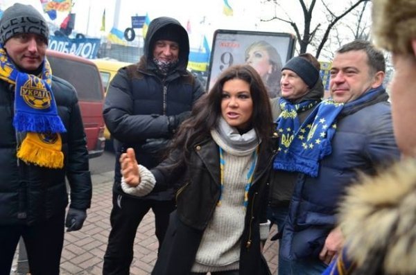 Волинські нардепи вийшли на Євромайдан і обіймалися з Русланою. ФОТО. ДОПОВНЕНО