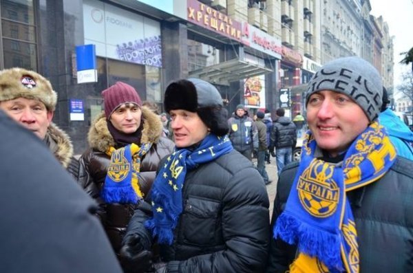 Волинські нардепи вийшли на Євромайдан і обіймалися з Русланою. ФОТО. ДОПОВНЕНО