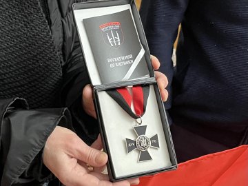 «Віталій був вихований на козацьких піснях»: матері воїна з Волині вручили посмертну нагороду сина