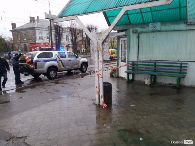 У Луцьку на зупинці виявили підозрілу сумку, в якій виявилася картопля. ФОТО