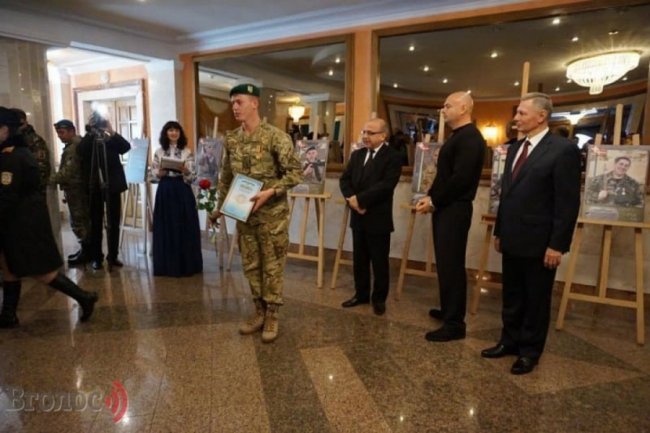 Олександру Дишку вручають відзнаку