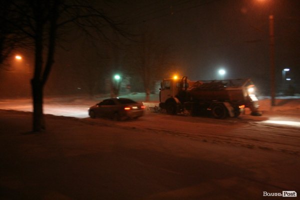У Луцьку хуртовина ламає дерева і паралізує автотранспорт. ФОТО