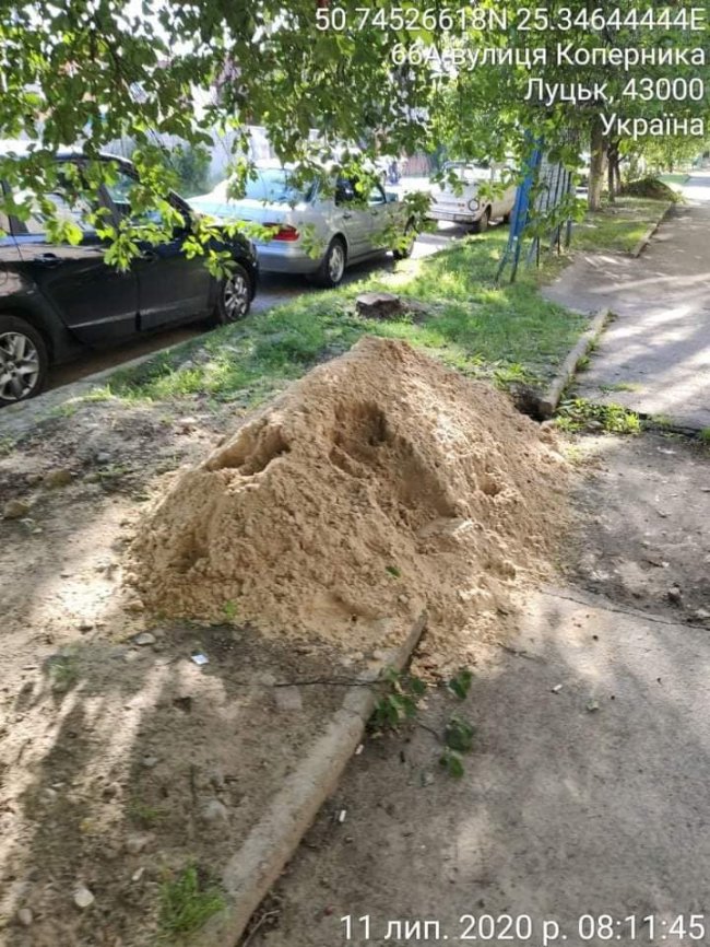 Лучани «здали» муніципалам жінку, яка викинула будівельне сміття на вулицю