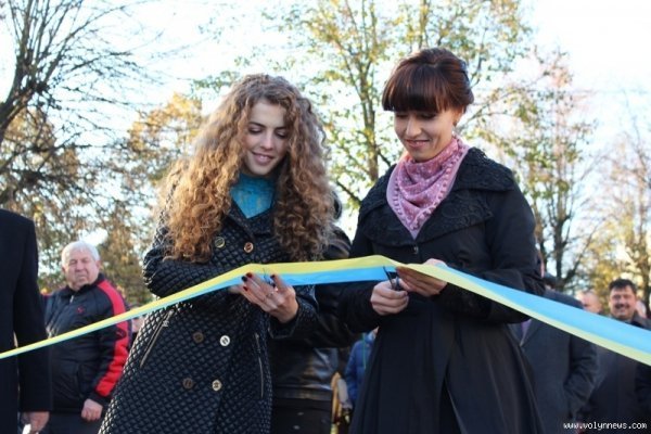 Над річкою у Луцьку відкрили новий торгово-розважальний центр. ФОТО