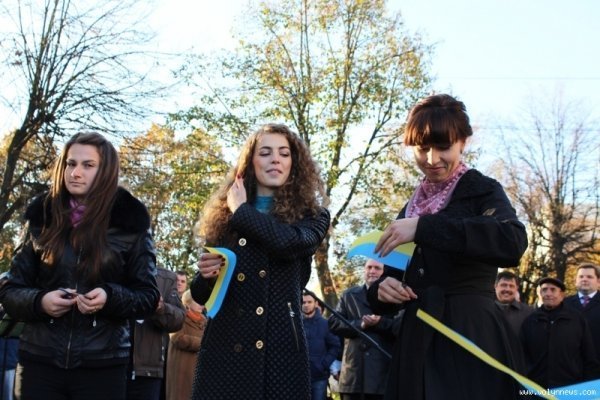 Над річкою у Луцьку відкрили новий торгово-розважальний центр. ФОТО