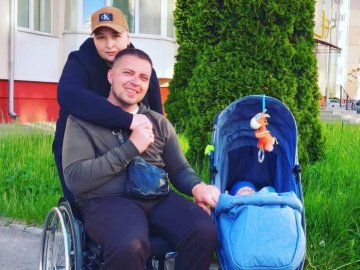 Переселенець на інвалідному візку переїхав до Луцька з дружиною і двома дітьми
