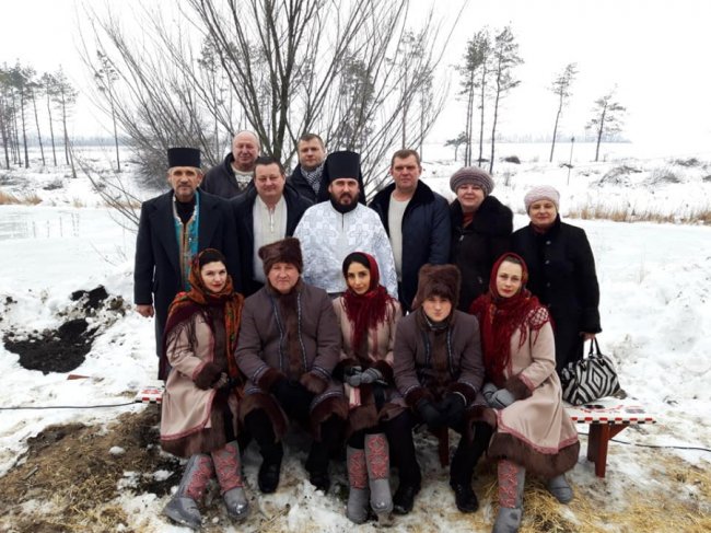 Волиняни подарували ікону храму у Волновасі та скупалися у крижаній ополонці. ФОТО