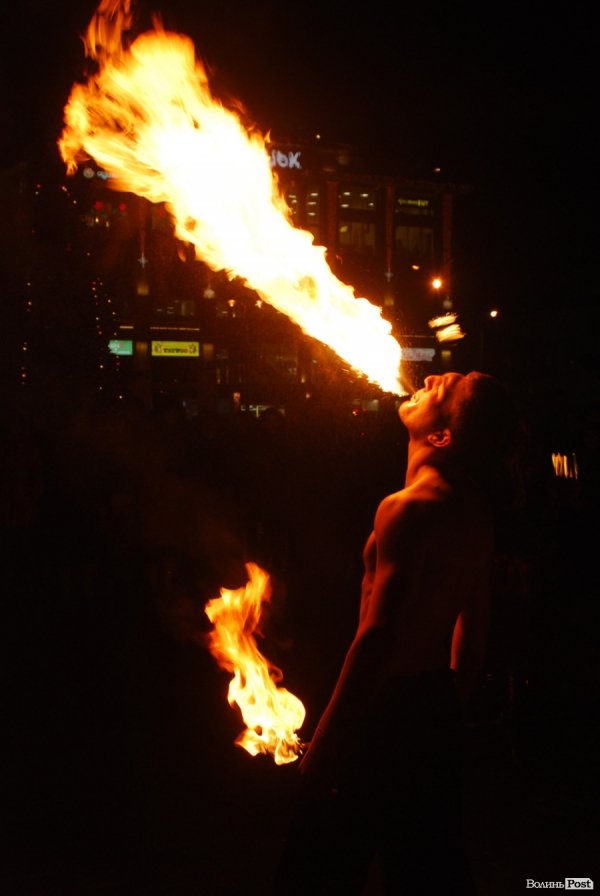 У Луцьку поєднали колядки і фаєр-шоу. ФОТО