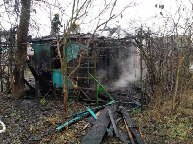 Вогонь знищив більшу частину будівлі: на Волині горіла дача.ФОТО