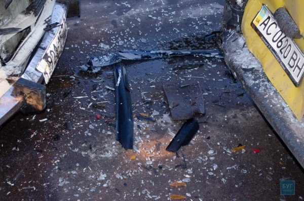 На Волині п'яний водій врізався у припарковане авто, в якому була мала дитина. ФОТО