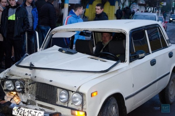 На Волині п'яний водій врізався у припарковане авто, в якому була мала дитина. ФОТО