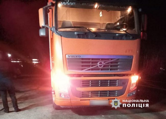 На Волині поліцейські затримали вантажівку з незаконним лісом. ФОТО