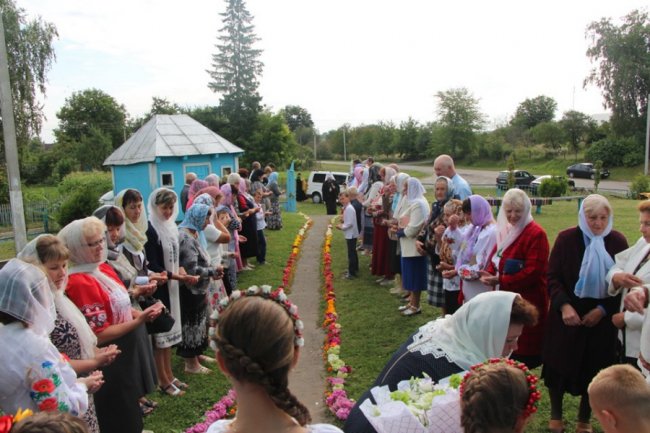 Митрополит Михаїл очолив богослужіння у волинському селі. ФОТО