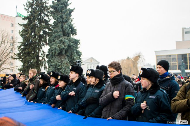 У центрі Луцька молодь влаштувала флешмоб у пам'ять про Крути. ФОТО