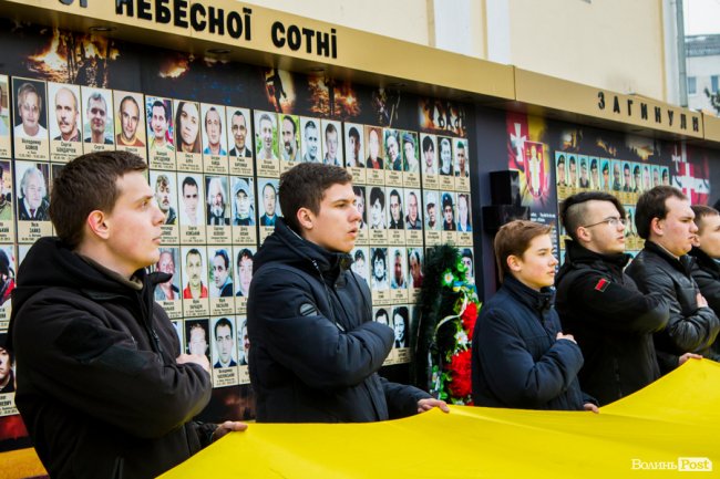 У центрі Луцька молодь влаштувала флешмоб у пам'ять про Крути. ФОТО