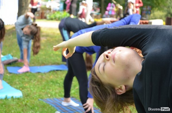 Осінь у Луцьку зустрічали йогою. ФОТО