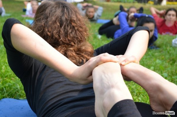 Осінь у Луцьку зустрічали йогою. ФОТО