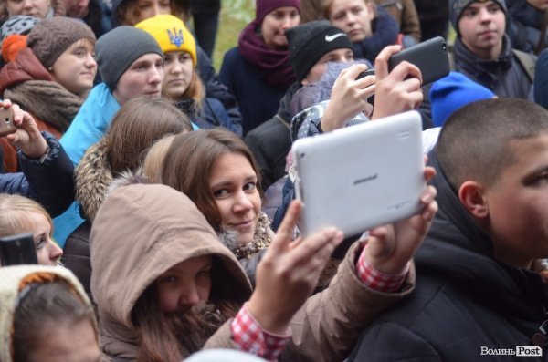 Луцькі студенти принесли прокурору області коктейль Молотова та бруківку. ФОТО