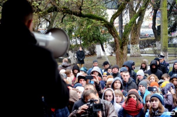 Луцькі студенти принесли прокурору області коктейль Молотова та бруківку. ФОТО