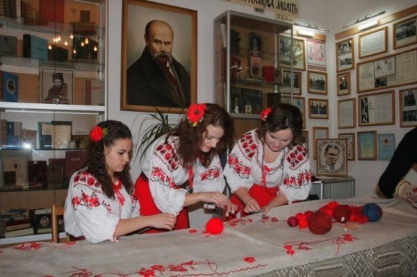 Як лучани вишивали семиметровий рушник. ФОТО