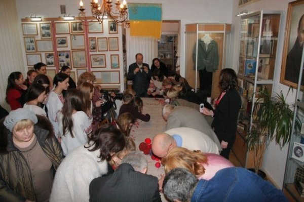 Як лучани вишивали семиметровий рушник. ФОТО