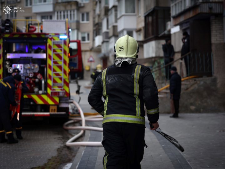 Із пожежі в Луцьку врятували двох людей