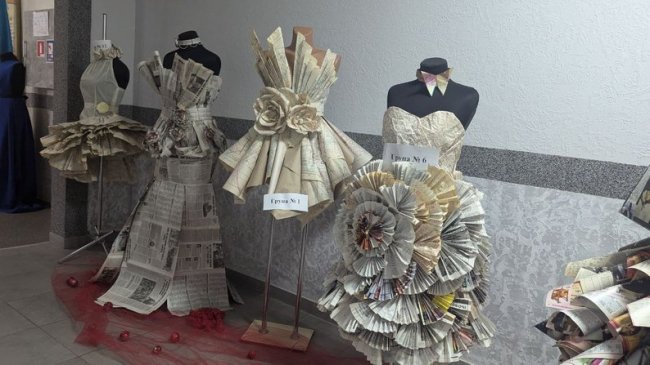 Студенти у Луцьку виготовили сукні із паперу, прикрашені бантами із газет