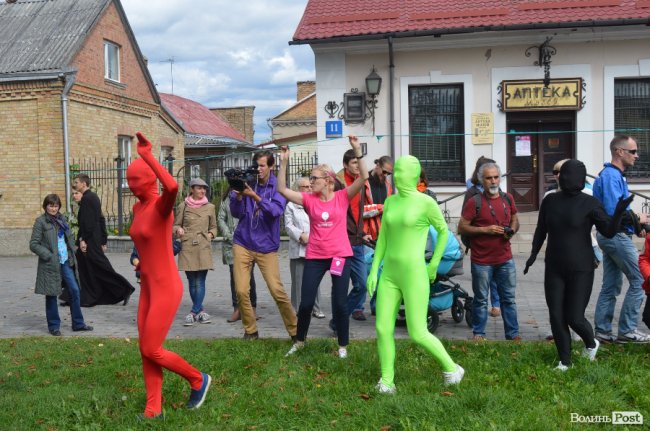 З хлібом, горілкою та кров’ю: у Луцьку відкрили фестиваль театрів. ФОТО