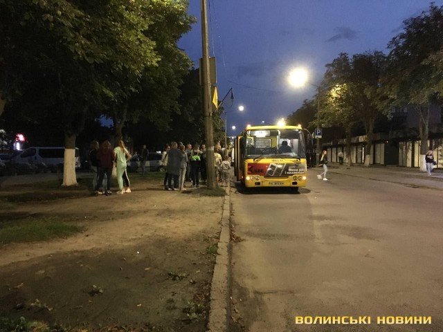 У Луцьку неадекватний велосипедист без причини побив скло у маршрутці