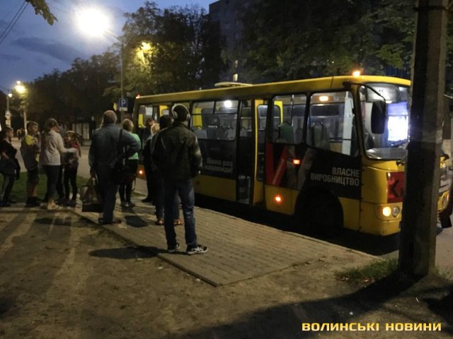 У Луцьку неадекватний велосипедист без причини побив скло у маршрутці