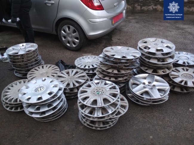 Двоє лучан крали у Рівному ковпаки з авто