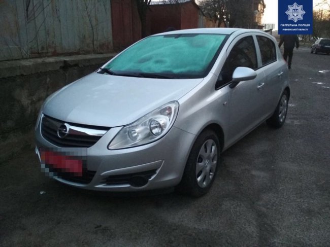 Двоє лучан крали у Рівному ковпаки з авто