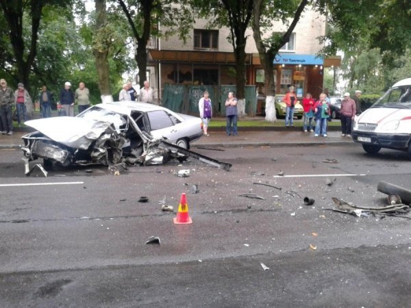 Аварія у Луцьку: легковик влетів у маршрутку. ФОТО
