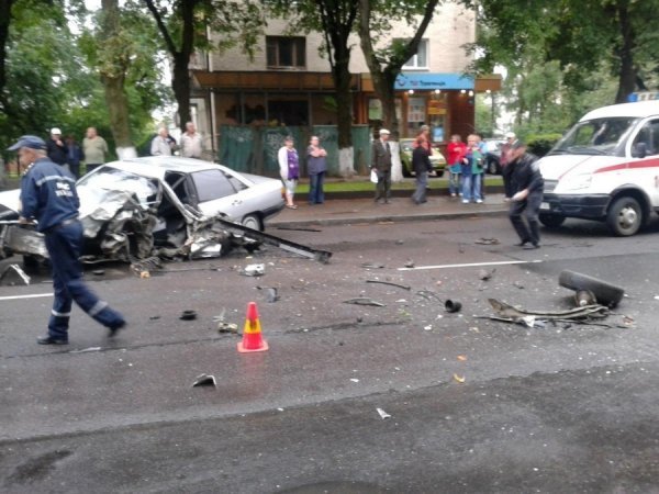 Аварія у Луцьку: легковик влетів у маршрутку. ФОТО