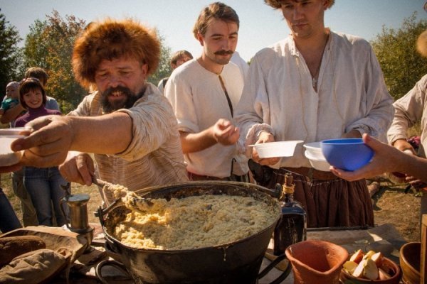 Лучанин з друзями змайстрував козацький човен і прокатався ним по Дніпрі. ФОТО