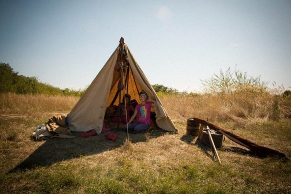 Лучанин з друзями змайстрував козацький човен і прокатався ним по Дніпрі. ФОТО