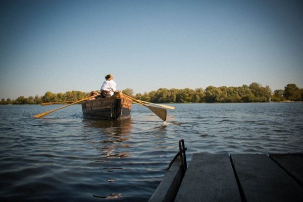 Лучанин з друзями змайстрував козацький човен і прокатався ним по Дніпрі. ФОТО