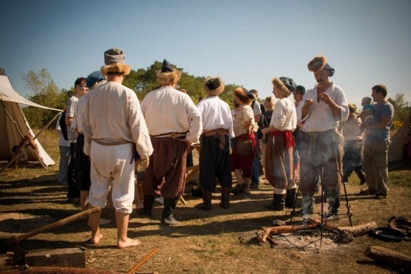 Лучанин з друзями змайстрував козацький човен і прокатався ним по Дніпрі. ФОТО