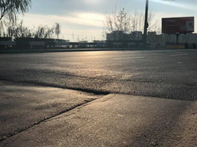 У Луцьку посеред мосту з'явилась небезпечна тріщина. ФОТО