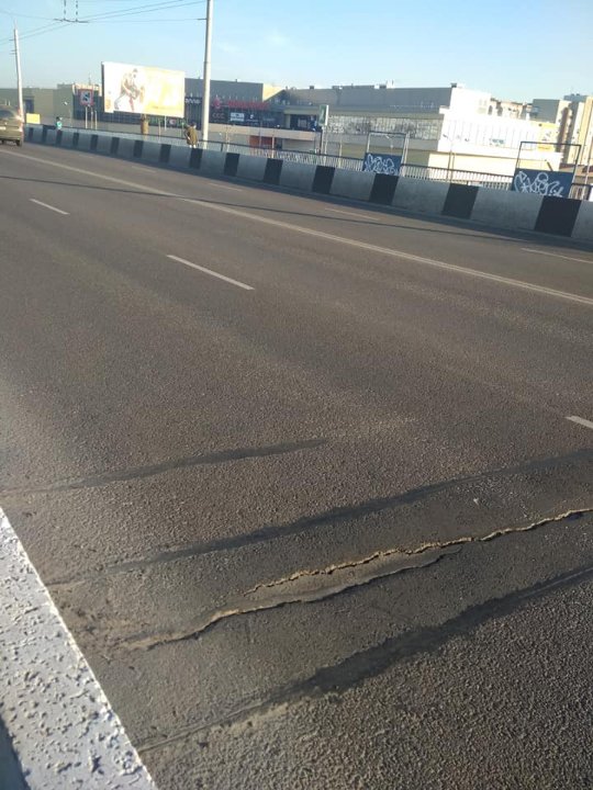 У Луцьку посеред мосту з'явилась небезпечна тріщина. ФОТО