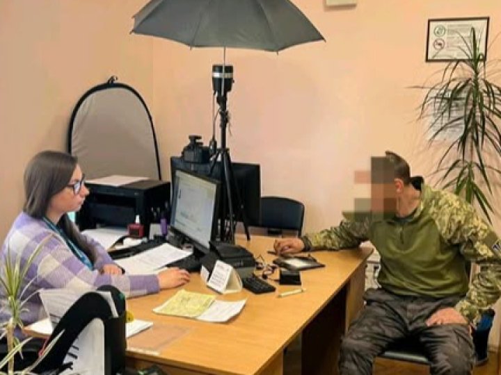 На Волині військовому,  який втратив на фронті паспорт, відновили документ