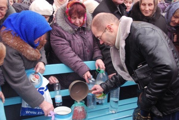 У луцькій церкві святять воду. ФОТО