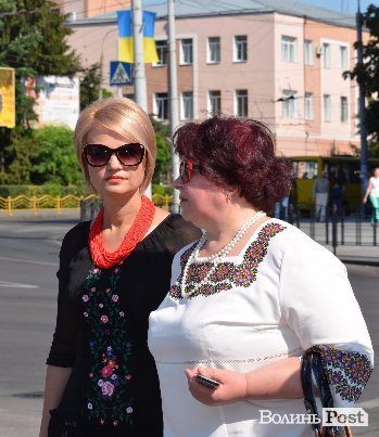 Лучани у вишиванках виклали число 930. ФОТО