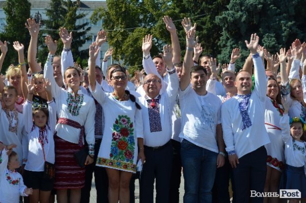 Лучани у вишиванках виклали число 930. ФОТО