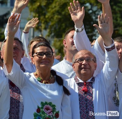 Лучани у вишиванках виклали число 930. ФОТО