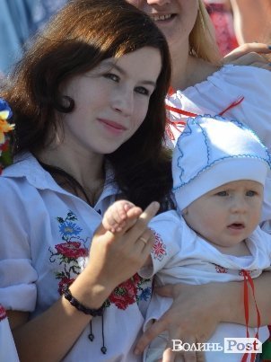 Лучани у вишиванках виклали число 930. ФОТО