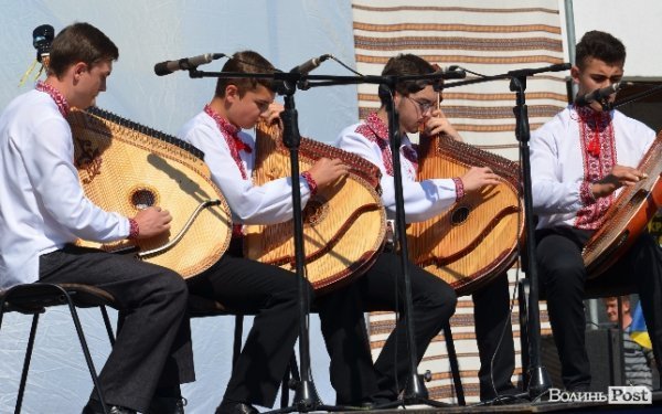 Лучани у вишиванках виклали число 930. ФОТО