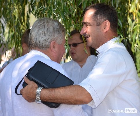 Лучани у вишиванках виклали число 930. ФОТО