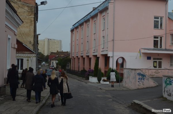 Музшколи Луцька: зал без світла, вікна старі, хори репетирують в коридорі. ФОТО